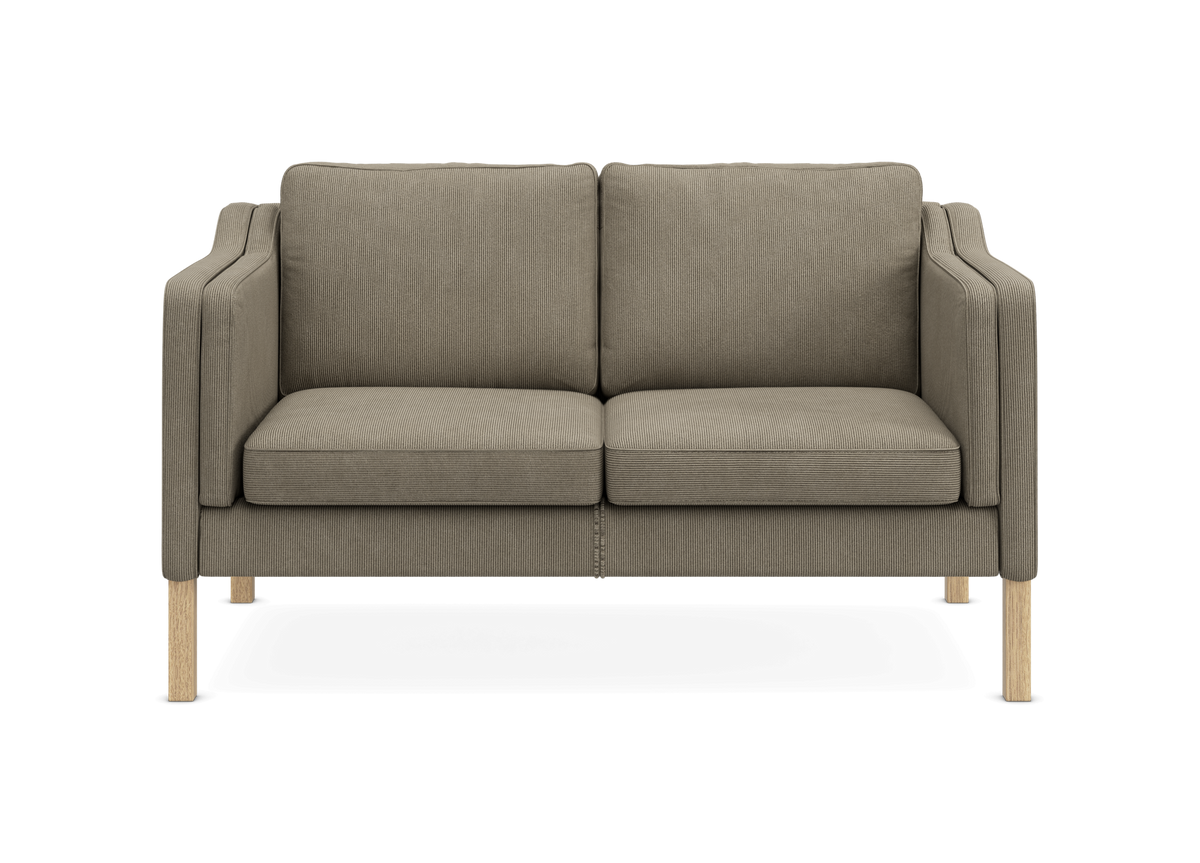 2-personers sofa i beige stof med lyse træben, set forfra.