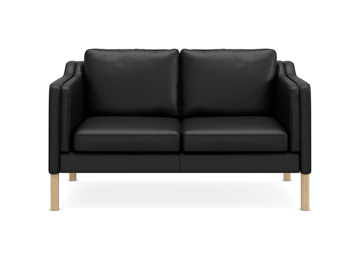 Sort 2-personers lædersofa med træben, frilagt på hvid baggrund.