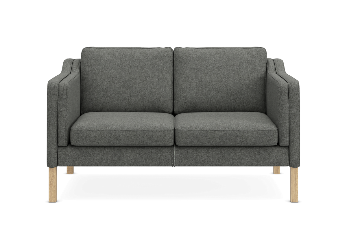 Grå 2‑personers sofa med træben, set forfra.