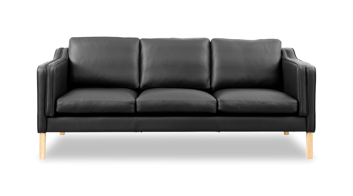 Sort lædersofa med tre sæder og lyse træben, set forfra.