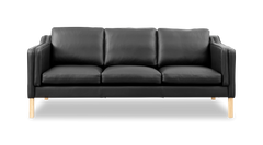Sort lædersofa med tre sæder og lyse træben, set forfra.