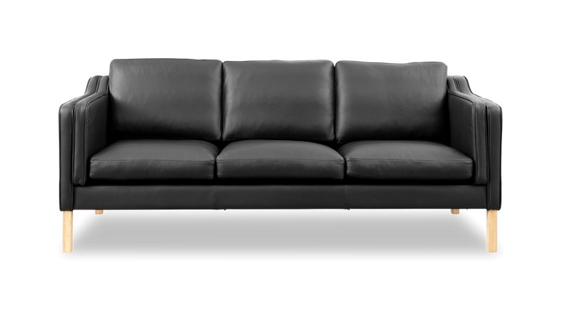 Sort lædersofa med tre sæder og lyse træben, set forfra._ps