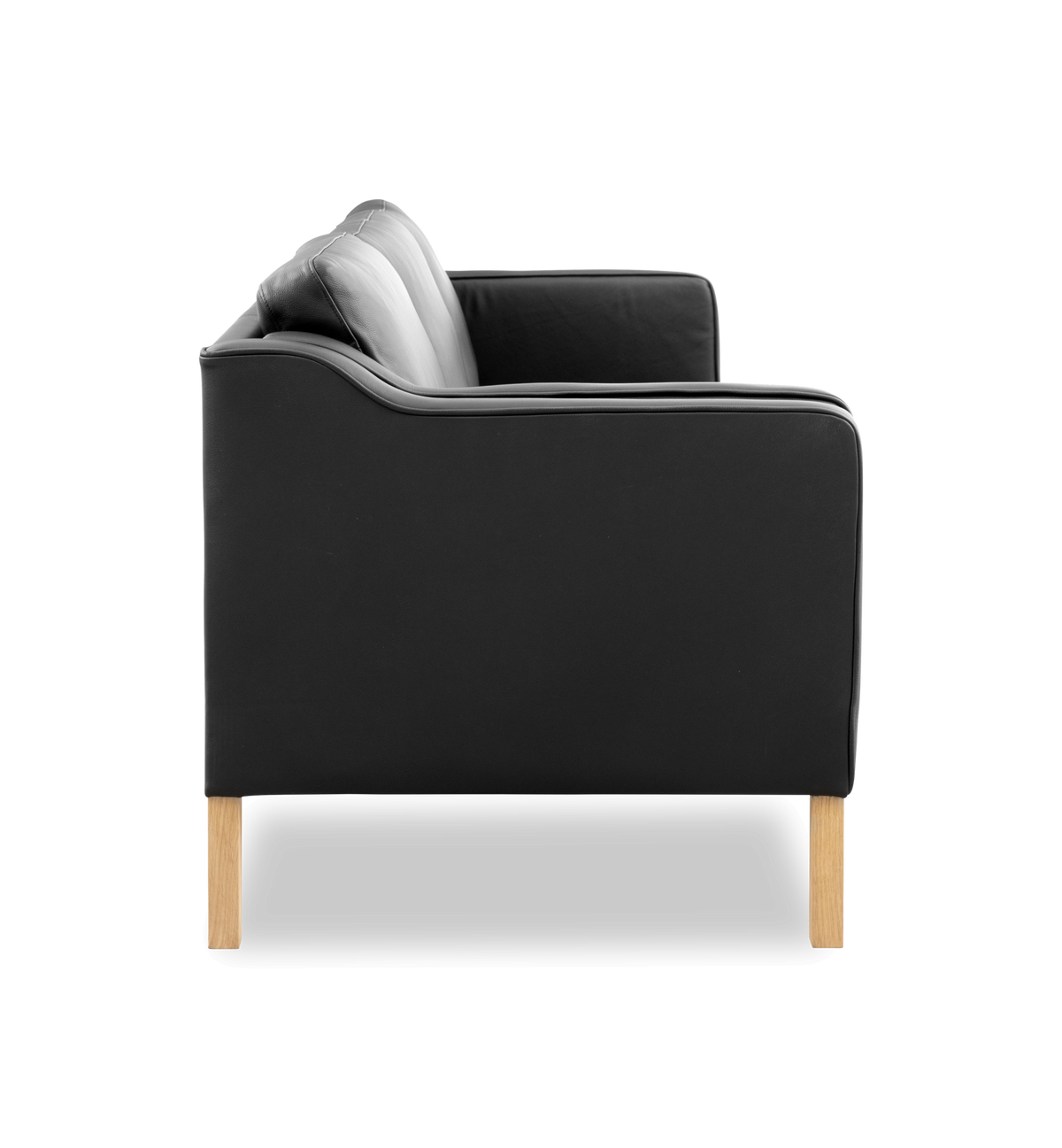 Sort lædersofa med træben i sideprofil, isoleret på hvid baggrund.