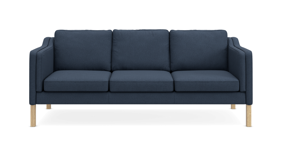 Mørkeblå 3-personers sofa med lige armlæn og lyse træben, fritlagt på neutral baggrund.