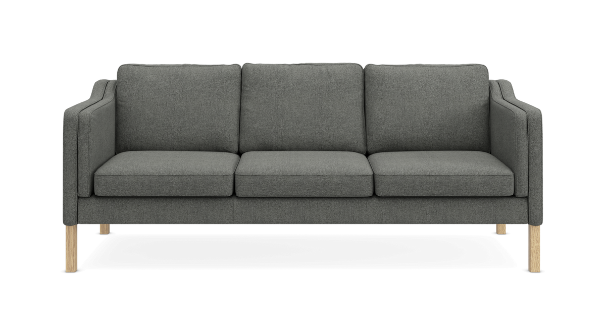 Grå tresæders sofa med lyse træben, frontvisning på hvid baggrund.