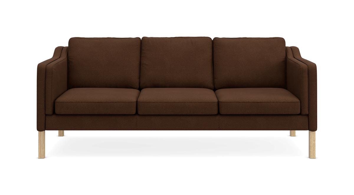 Brun 3-personers stofsofa med lige armlæn og lyse træben, set forfra på neutral sort baggrund.