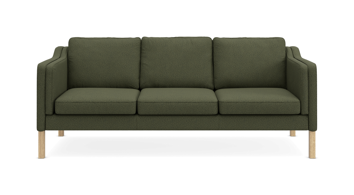 Grøn 3-personers sofa med lige armlæn og lyse træben, frilagt mod hvid baggrund.