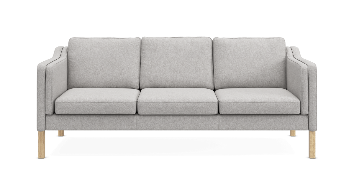 Lysegrå tresæders sofa med rene linjer og træben, frontvisning.