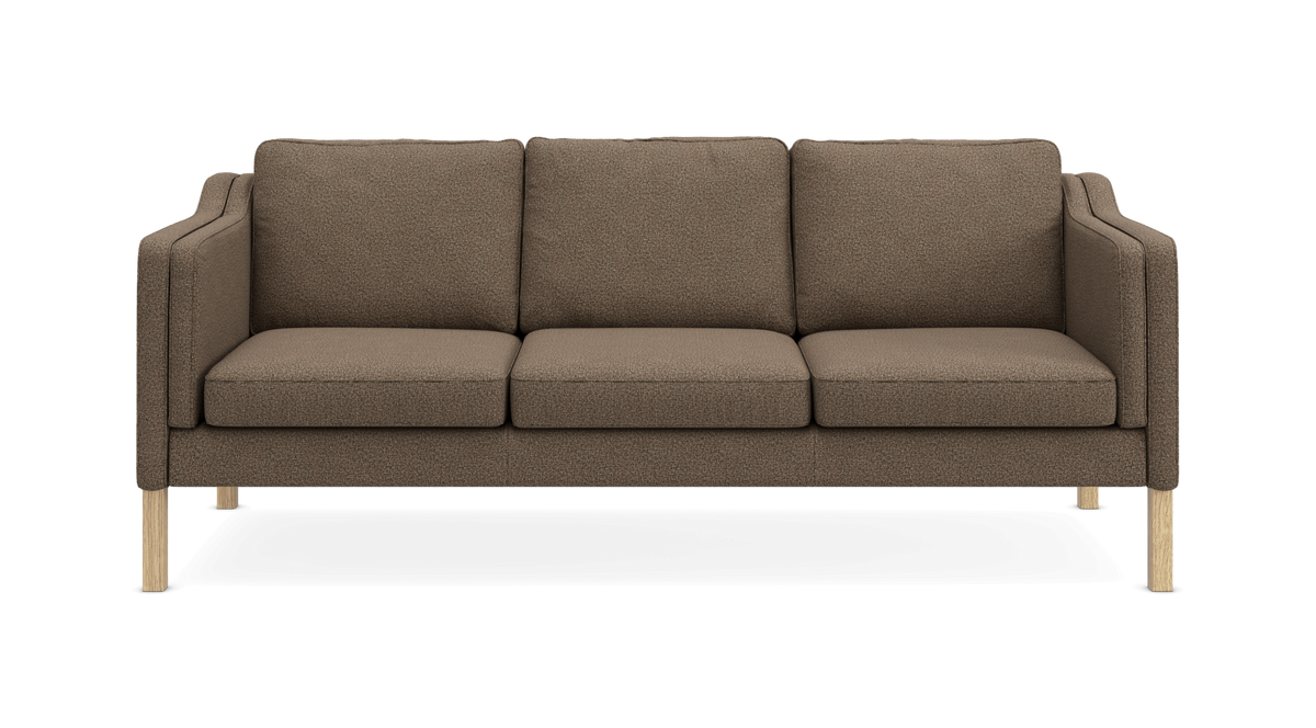 Brun 3-personers sofa med slanke træben, frontvisning.