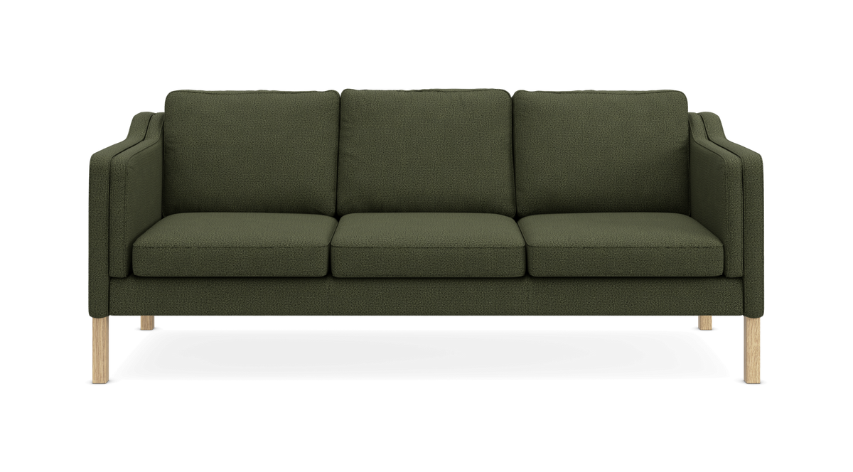 Grøn tresæders sofa med træben, set forfra.