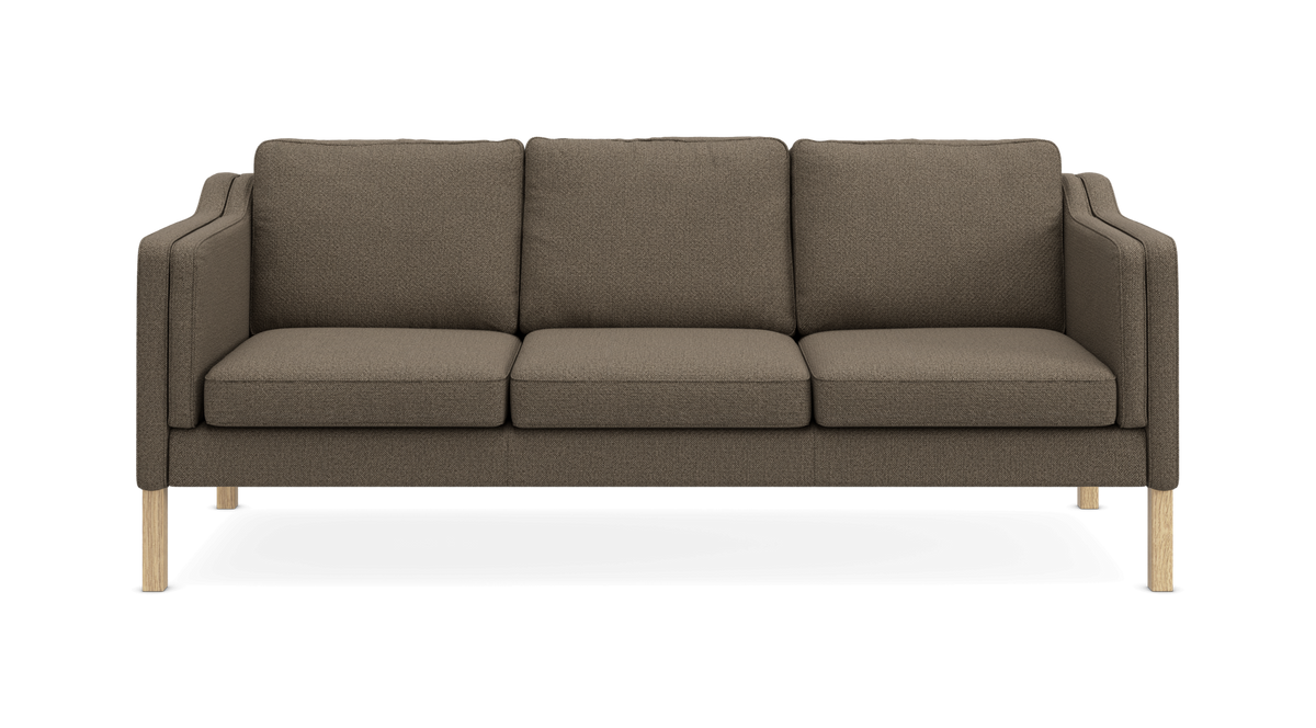 Brun tresæders sofa i struktureret stof med lyse træben, set forfra på sort baggrund.