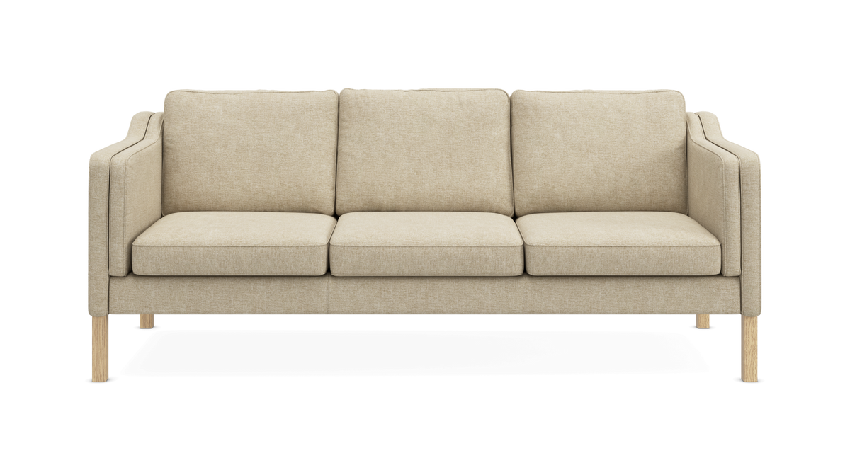 Beige 3-personers sofa med træben set forfra på neutral baggrund.