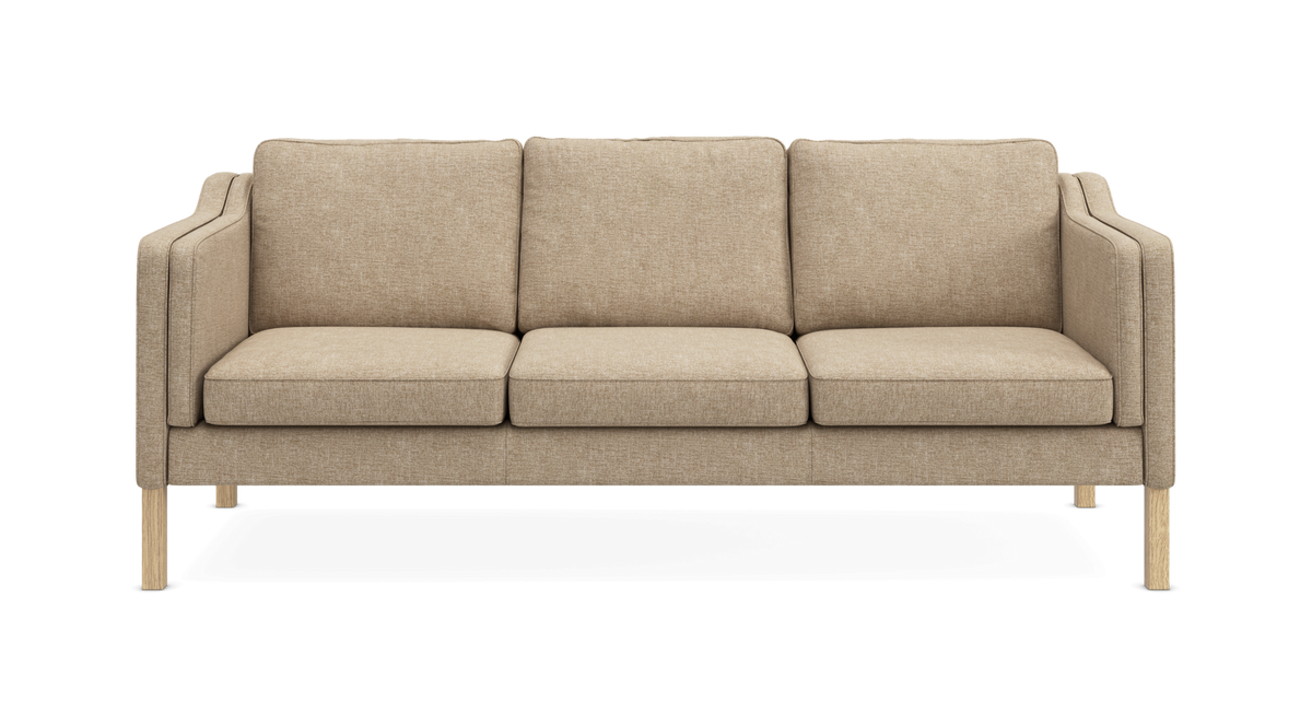 Beige tresædet sofa med lige armlæn og lyse træben, frontvisning på neutral baggrund.