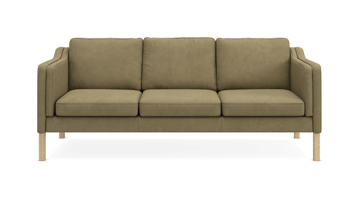 Olivengrøn 3-personers sofa med slanke armlæn og lyse træben, set forfra på neutral baggrund.