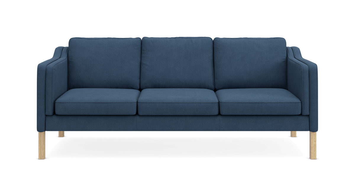 Blå tresædet sofa med træben i frontvisning på frilagt baggrund.