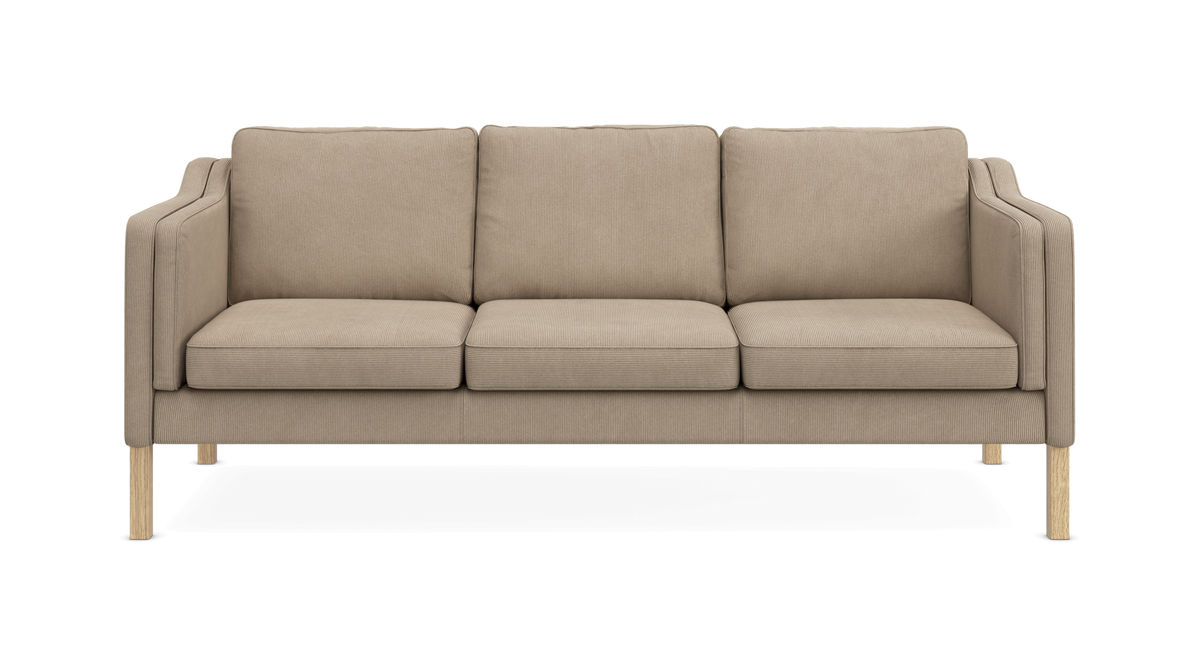 Beige 3-personers sofa med træben, frontvisning på neutral baggrund.