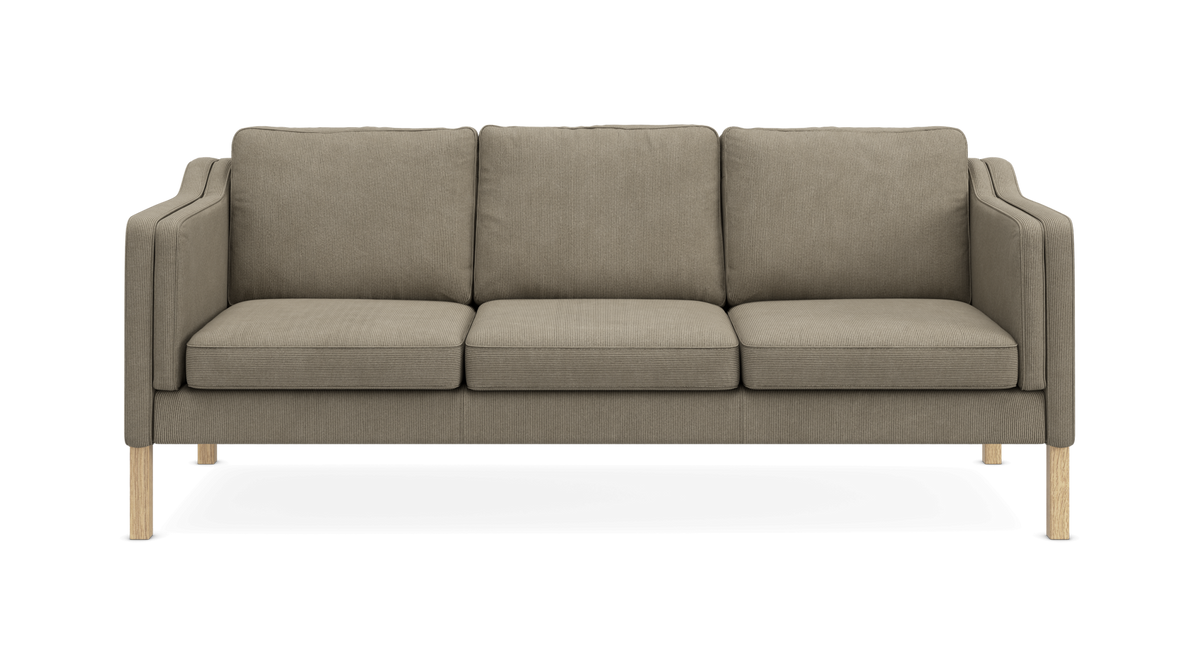 3-personers sofa i beige stof med lyse træben, frontvisning på hvid baggrund.