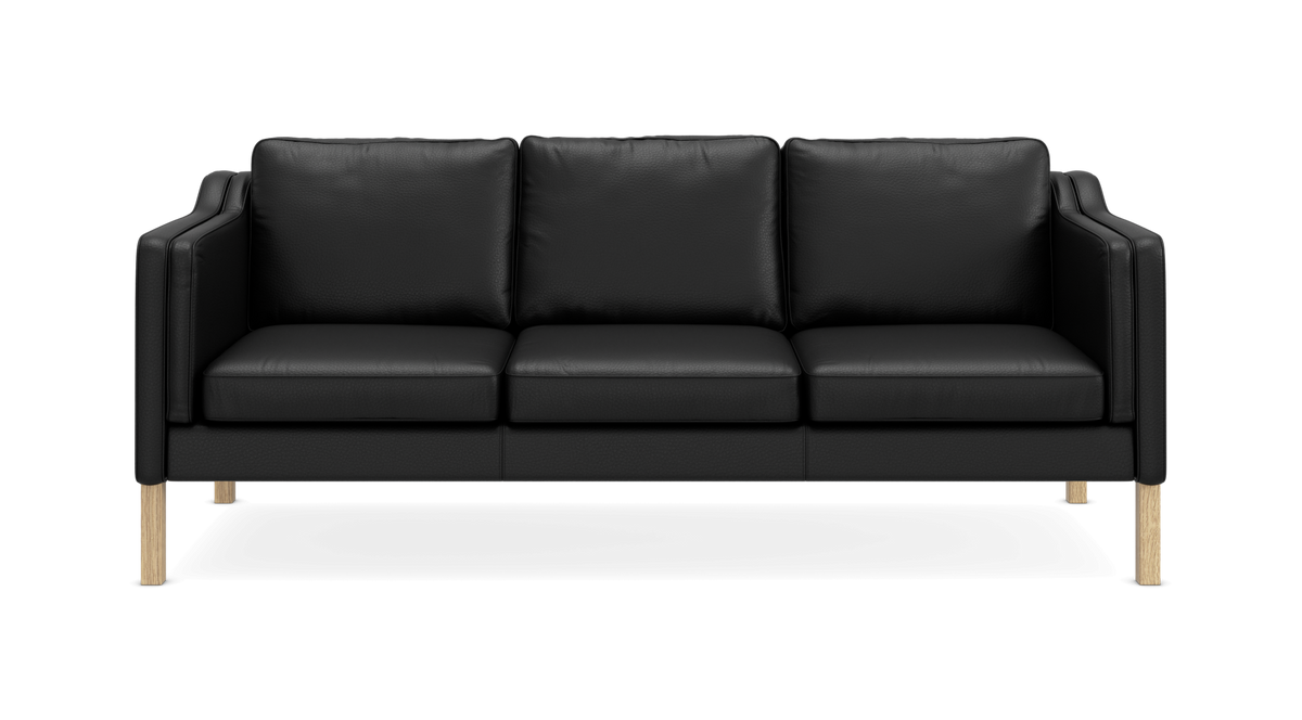 Sort tresæders sofa i læder med træben, frontvisning.