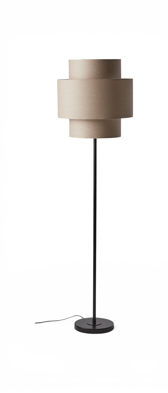 Gulvlampe med beige, tredelt lampeskærm og sort metalfod.