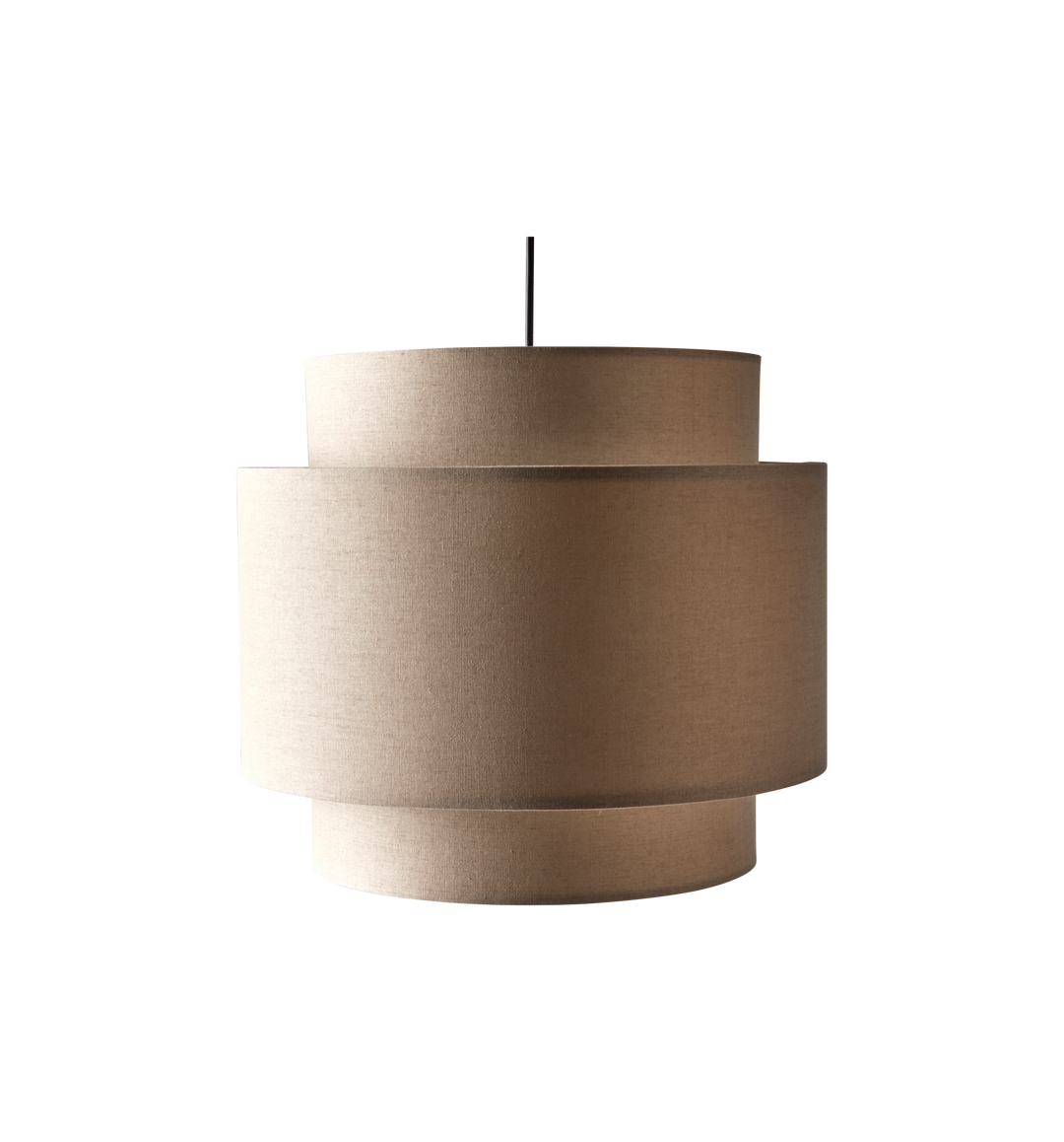 Beige loftpendel i tekstil med tre cylindriske skærme i lag.