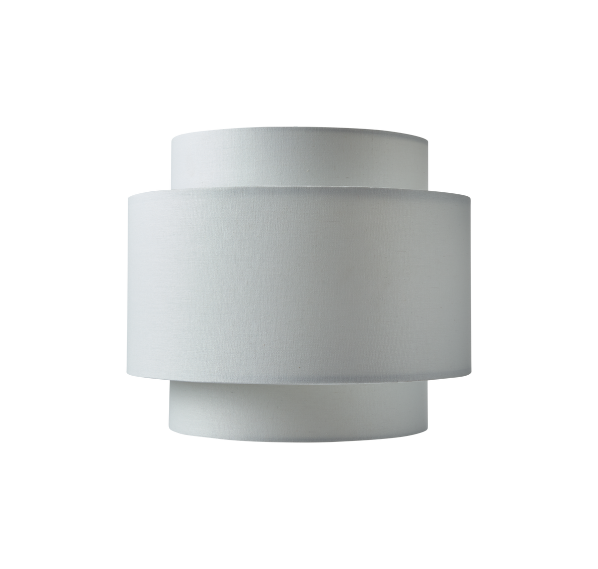 Hvid cylindrisk lampeskærm i stof med tredelt, trinvist design, fotograferet forfra.
