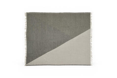 Grå-beige plaid med grafisk trekantmønster og frynser langs kanterne.