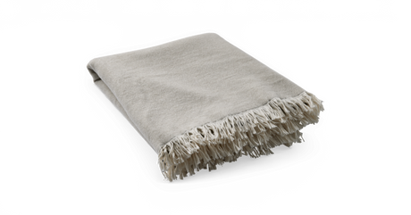 Beige plaid med frynser, sammenfoldet og frilagt mod neutral baggrund.