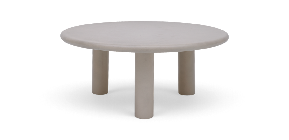 Rundt beige sofabord med tre cylindriske ben.