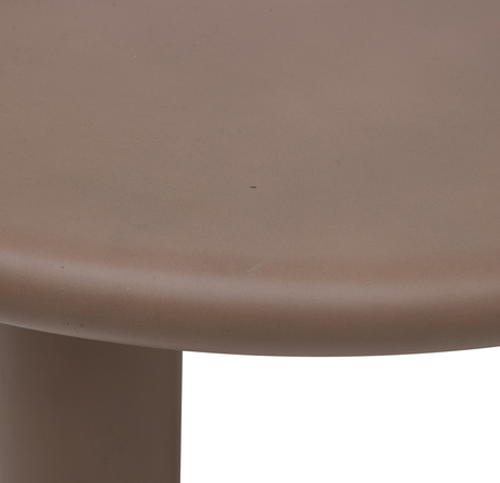 Nærbillede af kanten på et rundt bord i taupe med cylindrisk ben, studiebillede.