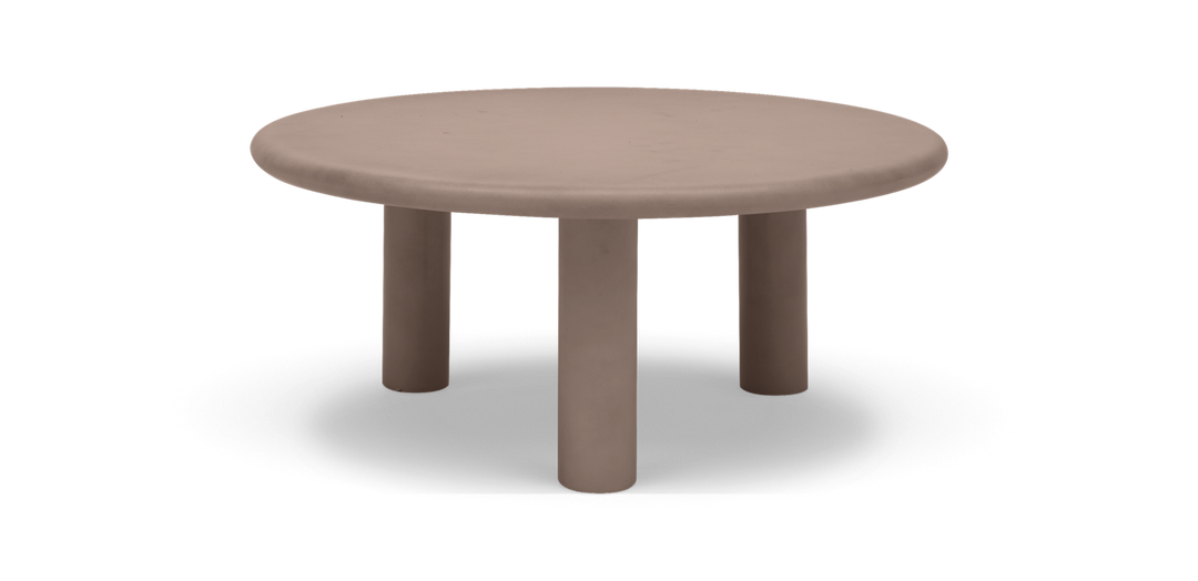 Rundt lavt sofabord i beige med tre cylinderben, fritlagt baggrund.