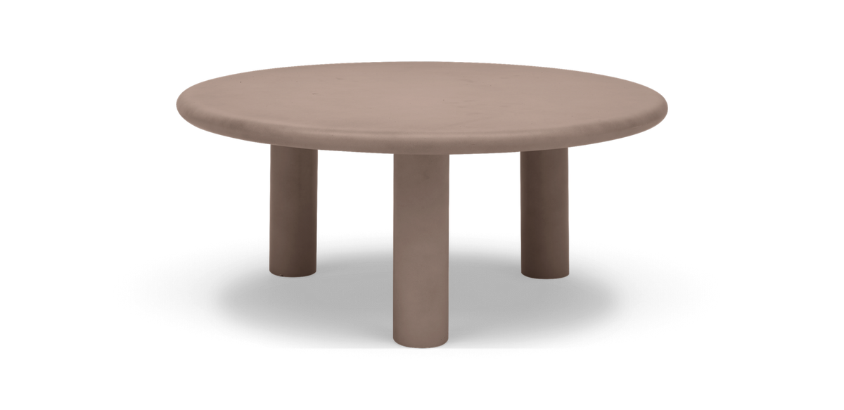 Rundt lavt sofabord i beige med tre cylinderben, fritlagt baggrund.