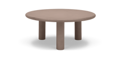 Rundt lavt sofabord i beige med tre cylinderben, fritlagt baggrund.