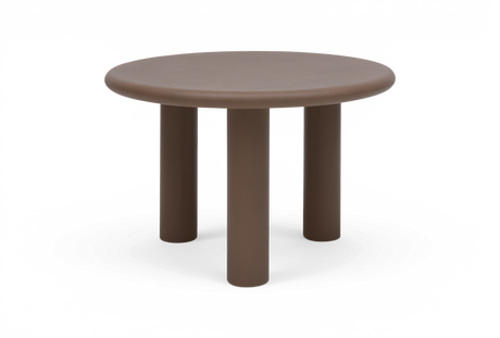 Brunt rundt sidebord med tre cylindriske ben, fritlagt på hvid baggrund.