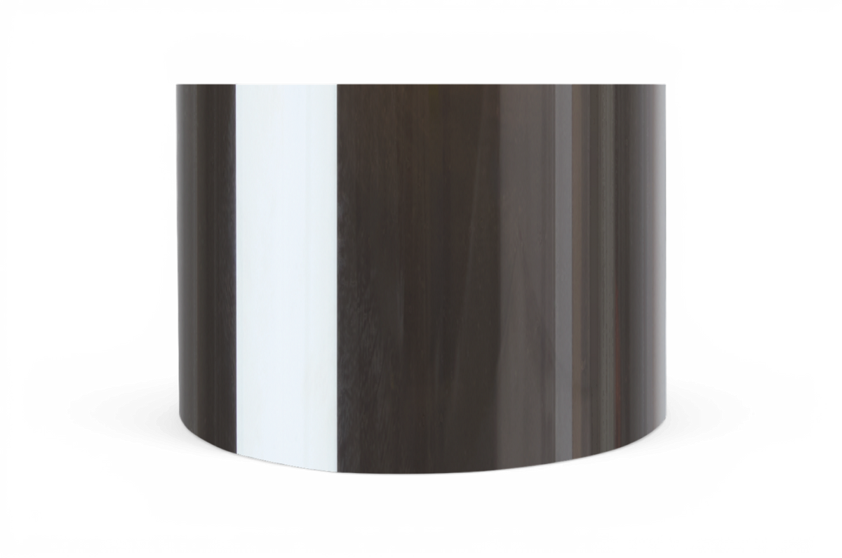 Mørk, blank træcylinder mod sort baggrund, centreret i billedet.