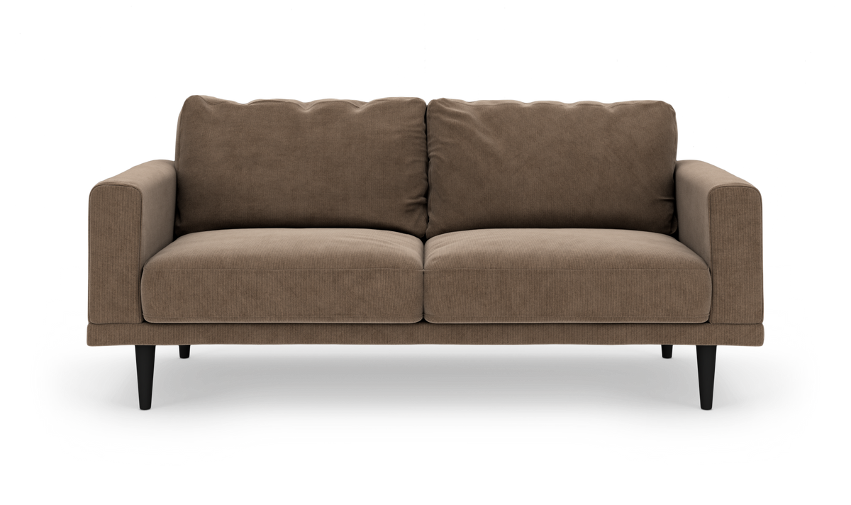 Brun 2-personers sofa med sorte ben, frontalt set mod hvid baggrund.
