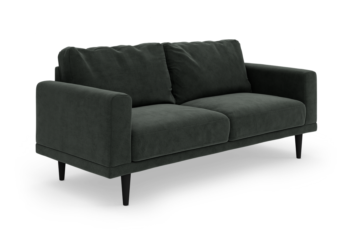 Mørkegrøn 3-personers sofa i stof med lige armlæn og sorte koniske ben, frilagt på hvid baggrund.