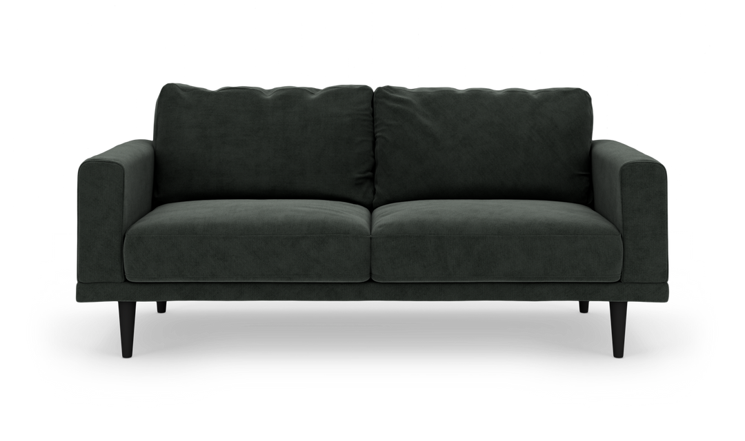 Mørkegrøn 2-personers sofa med lige armlæn og sorte ben, frontvisning på hvid baggrund.