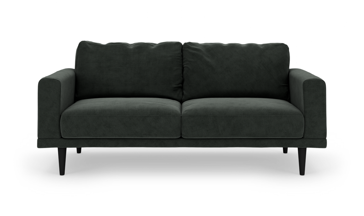 Mørkegrøn 2-personers sofa med lige armlæn og sorte ben, frontvisning på hvid baggrund.