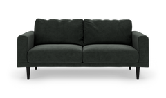 Mørkegrøn 2-personers sofa med lige armlæn og sorte ben, frontvisning på hvid baggrund.