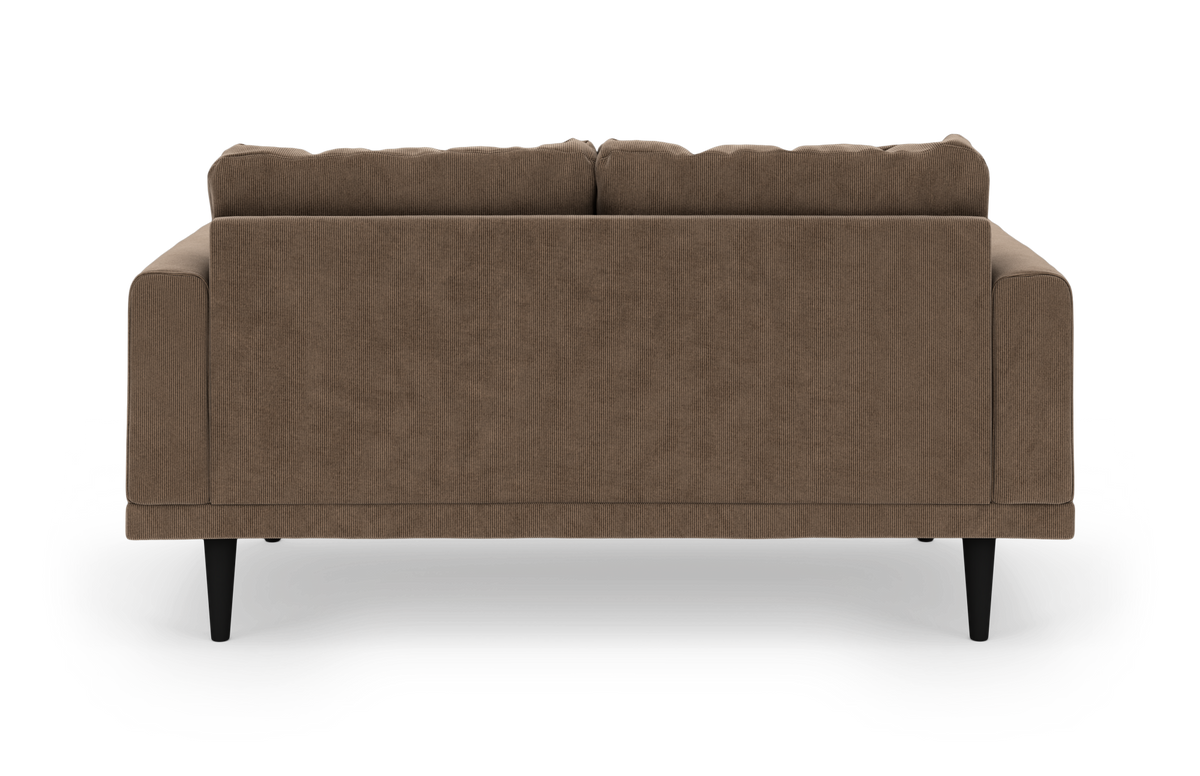 Brun 3-personers sofa i fløjl set bagfra med sorte koniske ben.