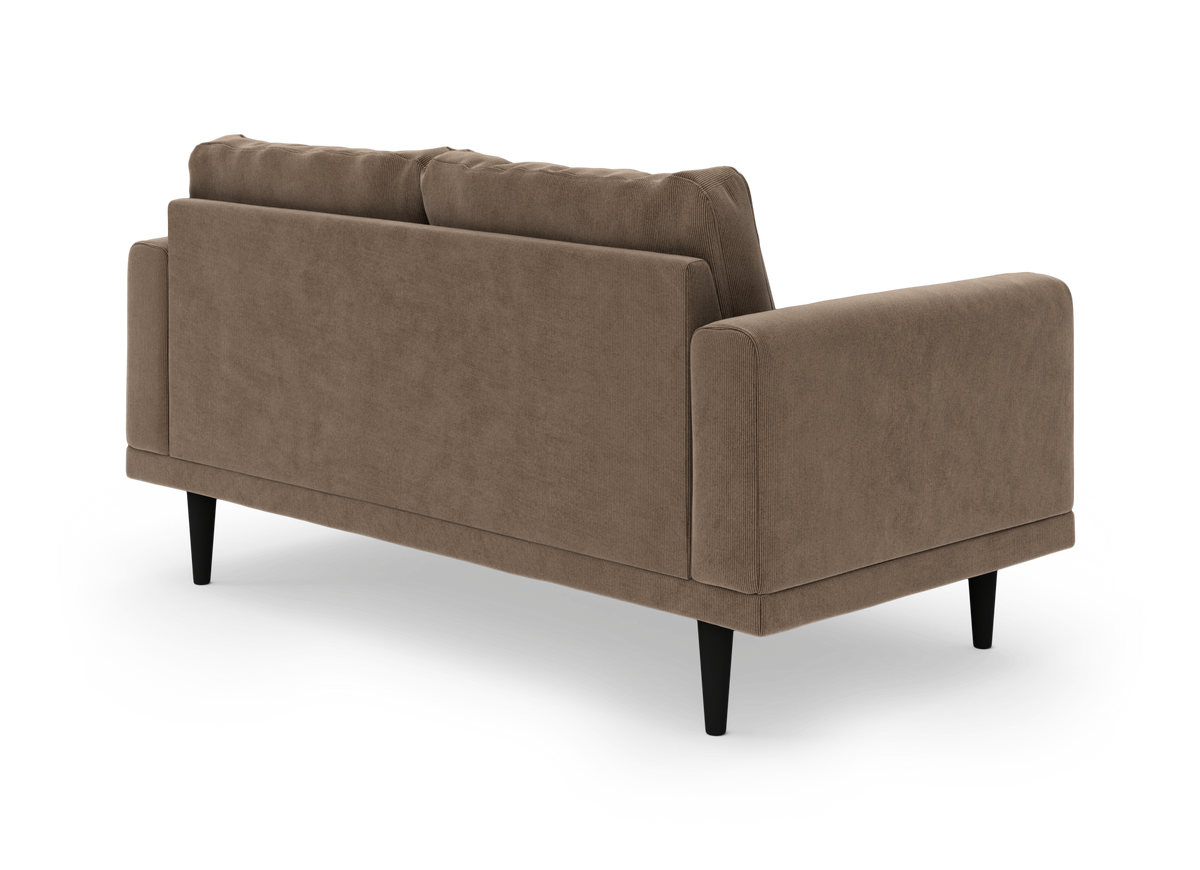 Brun 3‑personers sofa i blød corduroy-lignende tekstil, set bagfra i trekvartsvinkel, med slanke sorte ben.