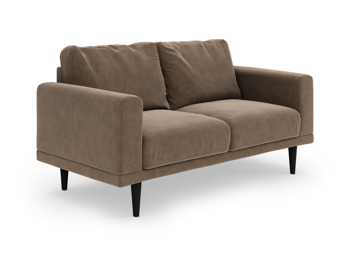 Brun 2-personers sofa i stof med sorte koniske ben, produktbillede i vinkel.