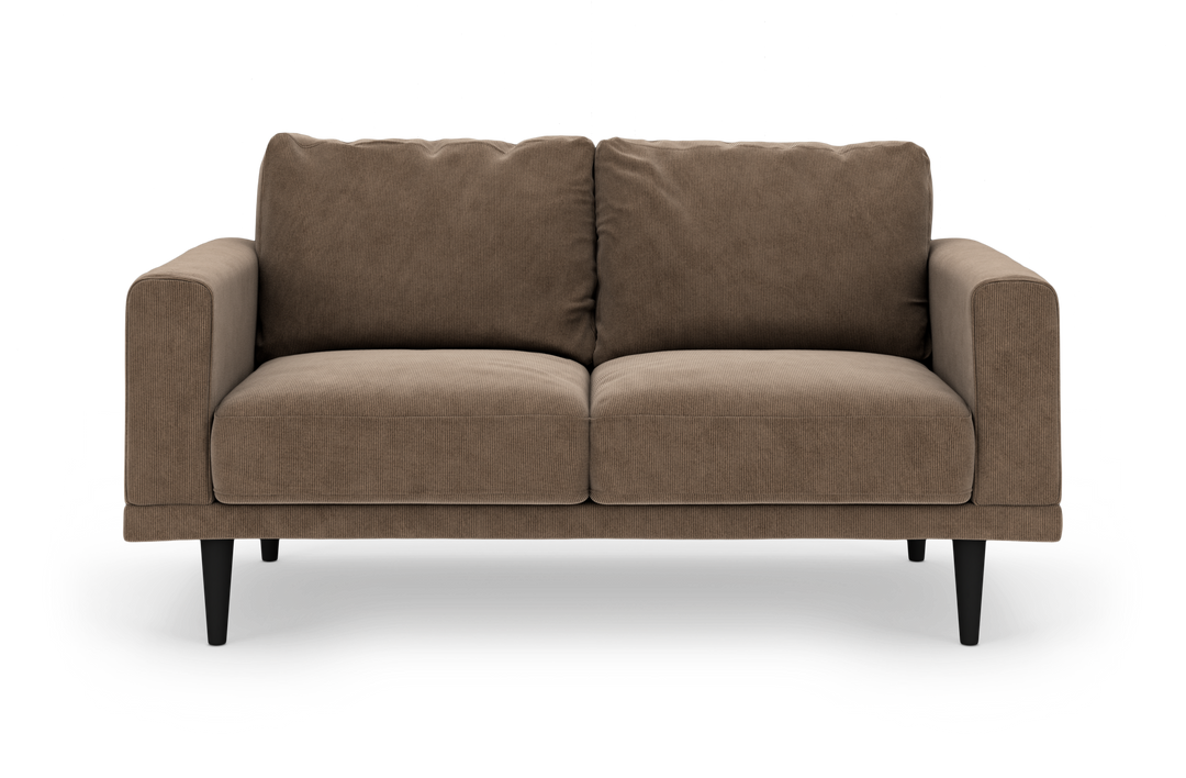 Brun 2-personers sofa i fløjl/cord med lige armlæn og sorte koniske ben, frilagt.