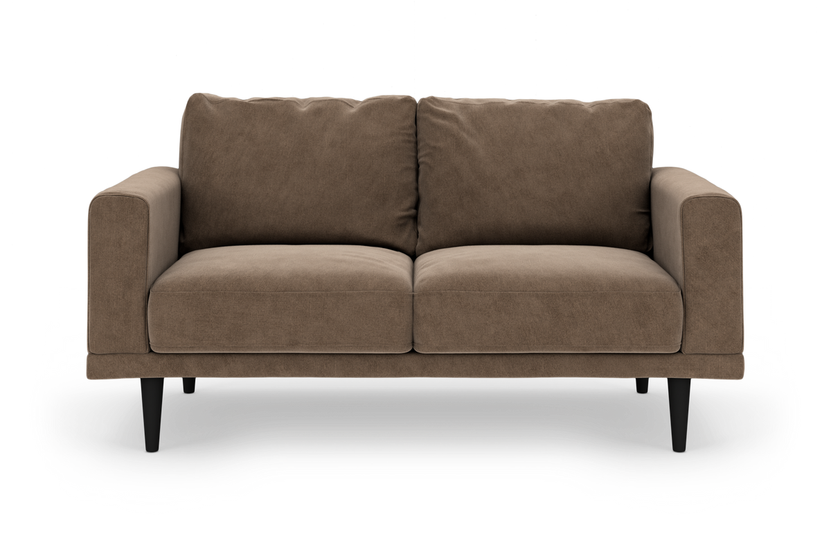 Brun 2-personers sofa i fløjl/cord med lige armlæn og sorte koniske ben, frilagt.