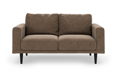 Brun 2-personers sofa i fløjl/cord med lige armlæn og sorte koniske ben, frilagt.