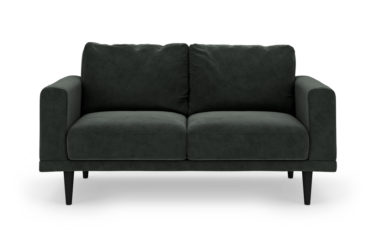 Mørkegrøn 2-personers stofsofa med lige armlæn og slanke sorte ben, frontvisning på hvid baggrund.