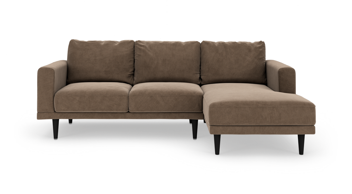 Brun hjørnesofa med chaiselong til højre og slanke sorte ben, frilagt på hvid baggrund.