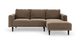 Brun hjørnesofa med chaiselong til højre og slanke sorte ben, frilagt på hvid baggrund.