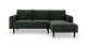 Mørkegrøn hjørnesofa med chaiselong til højre, på slanke sorte ben, fritlagt mod hvid baggrund.