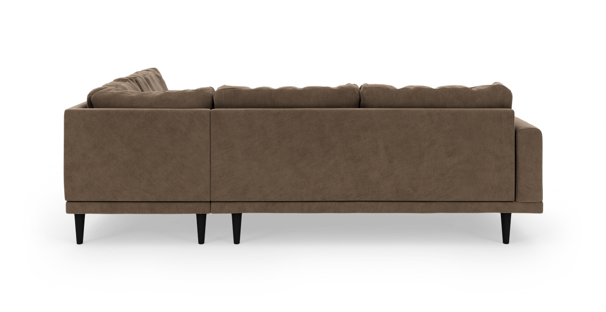 Brun modulsofa med høje sorte ben set bagfra, frilagt på hvid baggrund.